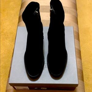 Aquatalia Idalia 8 black suede boots like new